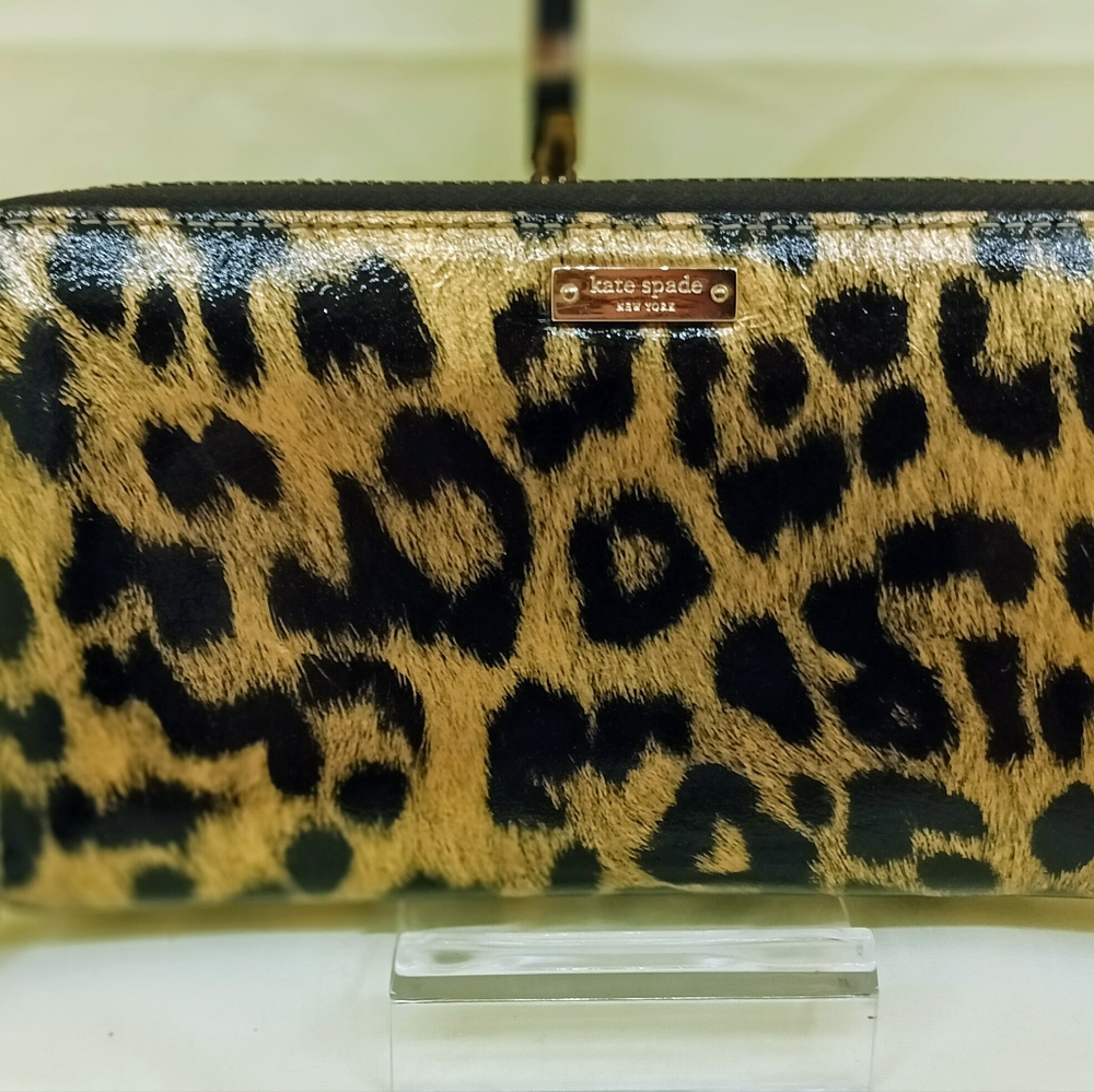 Kate Spade NY Leopard Print Storybook Patent Leather Long Zip Wallet R$159